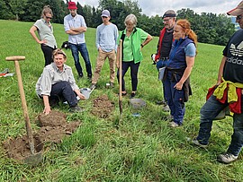 Banner Gesunde Böden - Grundlage für vitale Streuobstwiesen; Bodenansprache mit dem Bodenkoffer