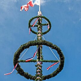 Banner Maibaum aufstellen